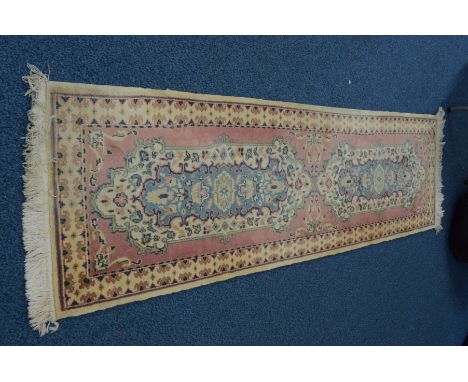 A 20TH CENTURY WOOLLEN CARPET RUNNER, pink and cream ground, approximately 244cm x 70cm
