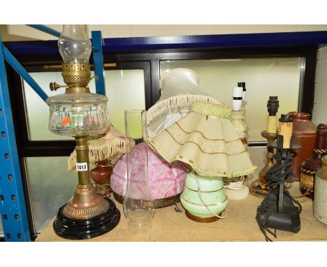 A BRASS AND COPPER OIL LAMP WITH GLASS RESEVOIR, together with assorted electric lamps and a splatter glass plafonnier etc