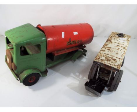 A good lot to include a vintage Mamod Steam Tractor and a vintage Template Triang tanker lorry with Shell decals (back wheels