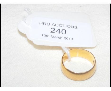 A 22ct gold wedding band - 6.4g 