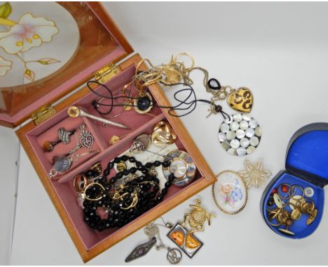 A decorative box full of silver and costume jewellery to include a silver agate set bangle, a John Hart Luckenbooth pendant a