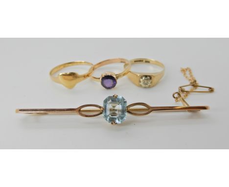 A 9ct gold blue glass set brooch, length 6.5cm, a 9ct gold diamond set ring size Q, an 18ct gold heart shaped signet ring (af