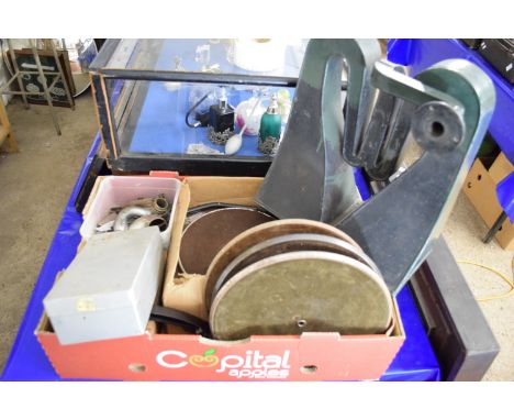 BOX CONTAINING VINTAGE GRAMOPHONE EQUIPMENT