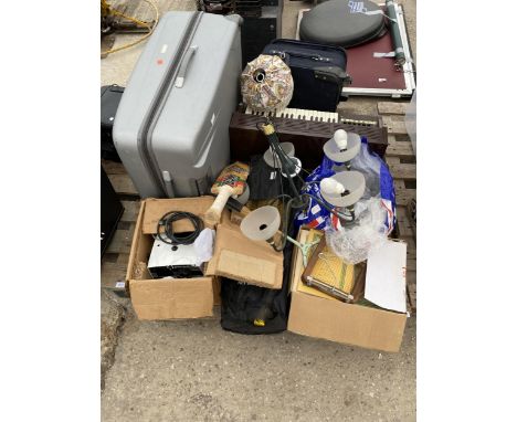 AN ASSORTMENT OF HOUSEHOLD CLEARANCE ITEMS TO INCLUDE A PROJECTOR AND SPORTS EQUIPMENT ETC 