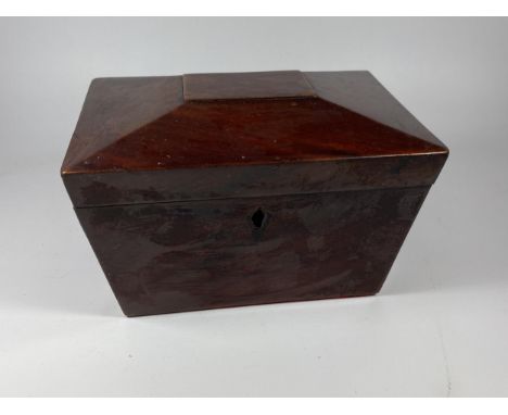 A 19TH CENTURY MAHOGANY VENEERED TEA CADDY WITH INNER BONE HANDLED LIDS, HEIGHT 13CM 