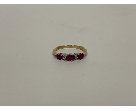 A 9CT YELLOW GOLD RING WITH RED STONES AND CHIP DIAMONDS, SIZE N/O, WEIGHT 1.9G 