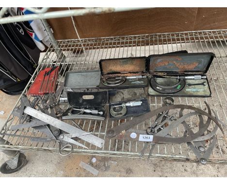 AN ASSORTMENT OF ENGINEERS TOOLS TO INCLUDE CALIPERS AND MICROMETERS ETC 