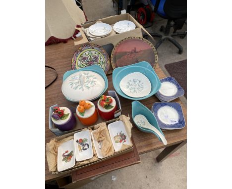 AN ASSORTMENT OF CERAMIC ITEMS TO INCLUDE SADLER AND WOODS WARE ETC 