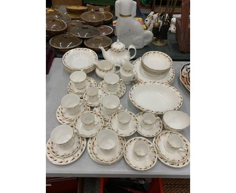 A CHINA DINNER SERVICE TO INCLUDE A TEAPOT, CREAM AND MILK JUGS, SUGAR BOL, PLATES, BOWLS, CUPS, SAUCERS, ETC 