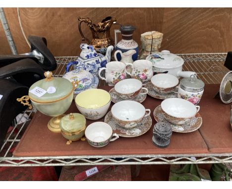 AN ASSORTMENT OF CERAMIC ITEMS TO INCLUDE A LUSTRE JUG, A PAIR OF BOOK ENDS AND TWO BRASS AND ONYX TRINKET BOXES ETC 