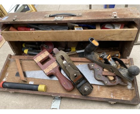 A VINTAGE WOODEN JOINERS CHEST COMPLETE WITH TOOLS TO INCLUDE A SAW AND TWO WOOD PLANES ETC 