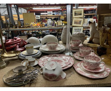 A QUANTITY OF VINTAGE JOHNSON BROS 'OLD BRITAIN CASTLES' DINNERWARE TO INCLUDE CUPS, SAUCERS, PLATTES, SUGAR BOWL, CREAM JUG,