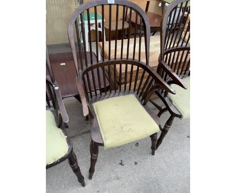 AN 18TH CENTURY STYLE COMB BACK WINDSOR CHAIR WITH CRINOLIN BOW BY 'CLASIC FURNITURE' 
