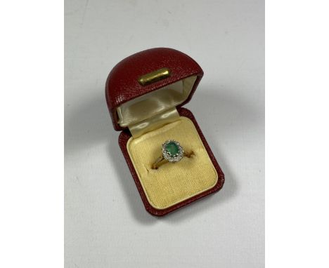 AN EMERALD AND DIAMOND CLUSTER RING WITH 9CT YELLOW GOLD SHANK, WEIGHT 2.31G 