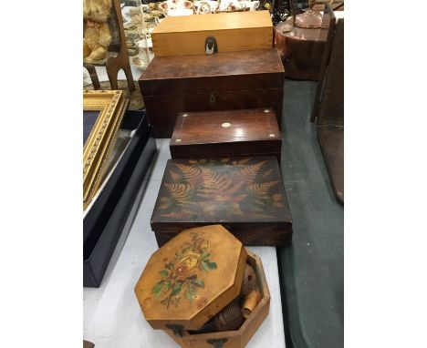 A QUANTITY OF VINTAGE BOXES TO INCLUDE A MAHOGANY TEA CADDY (MISSING INNARDS), A BANDED AND MOTHER OF PEARL MAHOGANY BOX, ETC