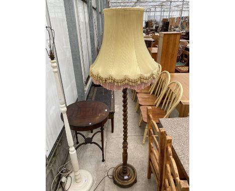 AN EARLY 20TH CENTURY OAK BARLEYTWIST STANDARD LAMP COMPLETE WITH SHADE 