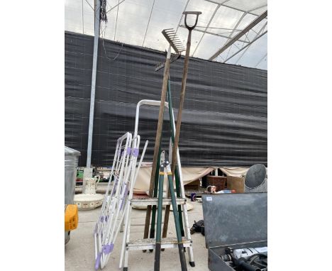 A TWO RUNG ALUMINIUM STEP LADDER, GARDEN TOOLS AND A CLOTHES AIRER ETC 