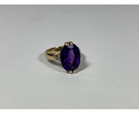 A AMETHYST AND 9CT YELLOW GOLD RING WITH APPROX 0.05 DIAMOND SHOULDERS, SIZE M, WEIGHT 5.7G 