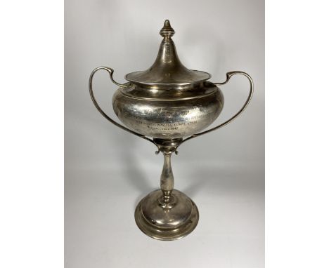 A LARGE GEORGE V SOLID SILVER TWIN HANDLED LIDDED TROPHY CUP, HALLMARKS FOR COLLIS &amp; CO, BIRMINGHAM 1925, INSCRIBED 'WALK