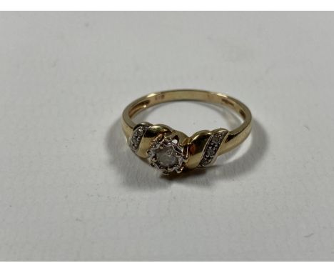 A 9CT YELLOW GOLD DIAMOND STONE RING, WEIGHT 1.8G 