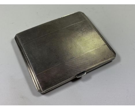AN ART DECO HALLMARKED SILVER ENGINE TURNED CIGARETTE CASE, WEIGHT 133G 