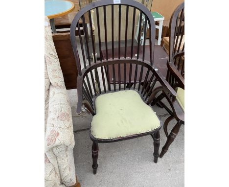 AN 18TH CENTURY STYLE COMB BACK WINDSOR CHAIR WITH CRINOLIN BOW BY 'CLASIC FURNITURE' 