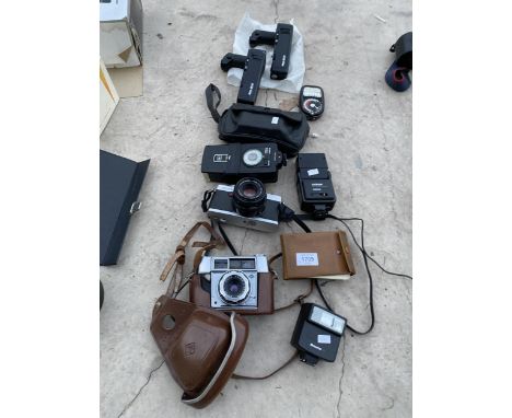 A COLLECTION OF CAMERA EQUIPMENT TO INCLUDE A MINOLTA CAMERA, A DIXONS 177 FLASH AND A LUXON FLASH ETC 