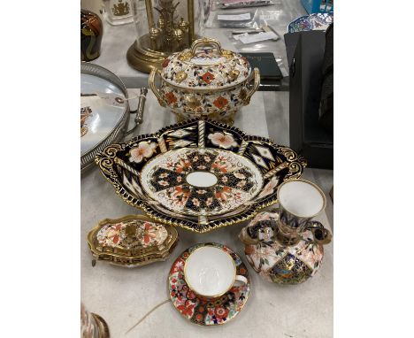 A QUANTITY OF CROWN DERBY ITEMS TO INCLUDE A CUP AND SAUCER, VASES, TRINKET DISH TUREEN AND BOWL - ALL A/F 