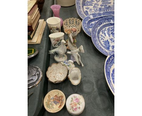 A QUANTITY OF CERAMIC ITEMS TO INCLUDE VASES, BIRDS, TRINKET POTS, ETC 