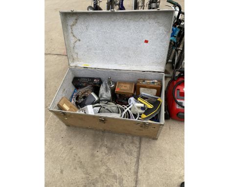 A VINTAGE TRAVEL TRUNK WITH AN ASSORTMENT OF ITEMS TO INCLUDE EXTENSION LEADS, BOOKS AND A ROBERTS RADIO ETC 