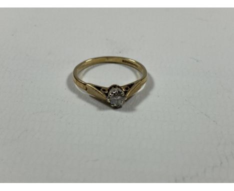 A 9CT YELLOW GOLD DIAMOND SOLITAIRE RING, 1.4G 