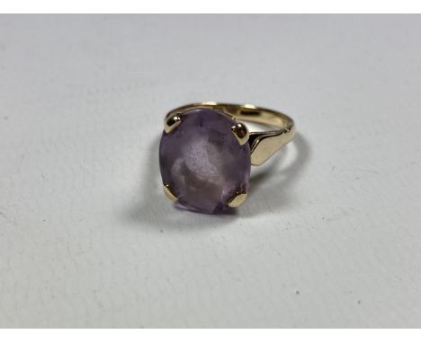 A 9CT YELLOW GOLD AND AMETHYST TYPE STONE RING, WEIGHT 4.43G 