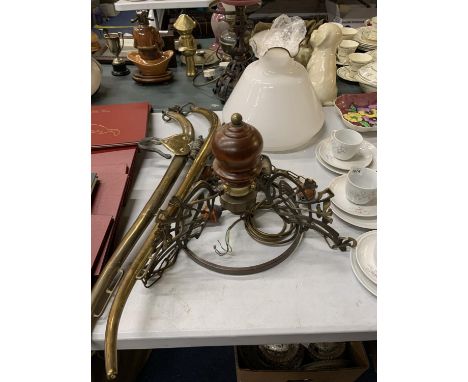 A BRASS AND WOOD LIGHT FITTING TOGETHER WITH SHADE AND A VINTAGE PAIR OF HORSE HAMES 