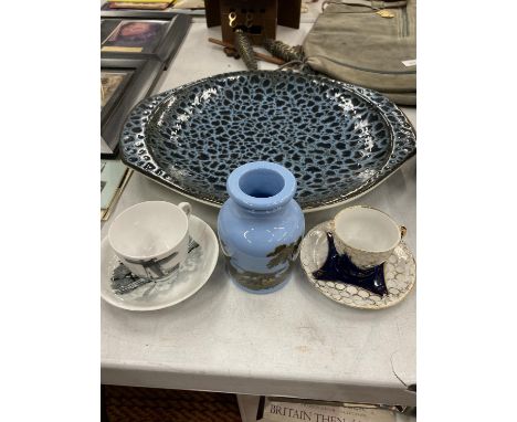 A LARGE POOLE POTTERY WALL CHARGER DIAMETER 34.5CM PLUS CUPS, SAUCERS AND A VICTORIAN BLUE VASE 