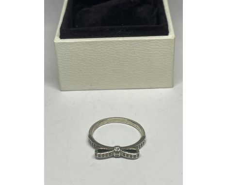 A PANDORA BOW DESIGN SILVER RING IN A PRESENTATION BOX 