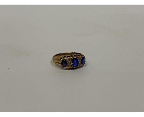 A 9CT YELLOW GOLD THREE STONE SAPPHIRE RING, SIZE M, WEIGHT 2.13G 