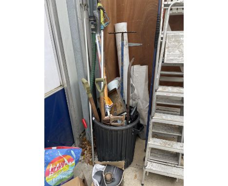 AN ASSORTMENT OF GARDEN TOOLS TO INCLUDE A SPADE, A FORK AND SAWS ETC 