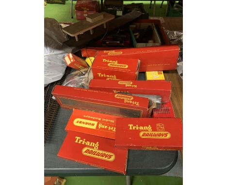 A LARGE QUANTITY OF BOXED AND UNBOXED TRIANG HORNBY RAILWAY ITEMS TO INCLUDE AN ENGINE, CARRIAGES, TICKET OFFICE, TRACK ETC 