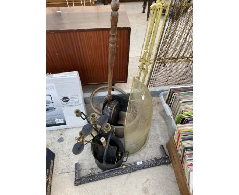 AN ASSORTMENT OF FIRESIDE ITEMS TO INCLUDE A BRASS COAL BUCKET, A BRASS FIRE SCREEN AND A BRASS TOASTING FORK ETC 