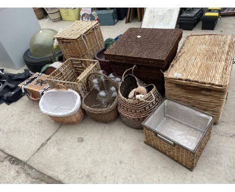 A LARGE ASSORTMENT OF WICKER ITEMS TO INCLUDE A PICNIC BASKET, LAUNDRY BASKETS AND A HAMPER BASKET ETC 