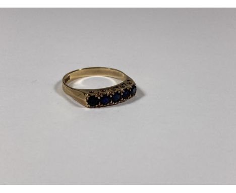 A 9CT YELLOW GOLD &amp; SAPPHIRE FIVE STONE RING, WEIGHT 2.6G 