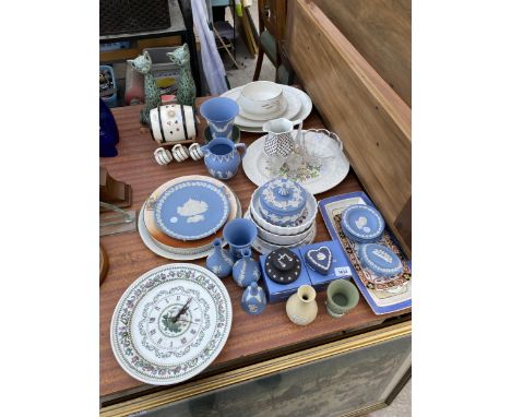 A LARGE ASSORTMENT OF CERAMIC ITEMS TO INCLUDE SEVERAL PIECES OF JASPERWARE ETC 
