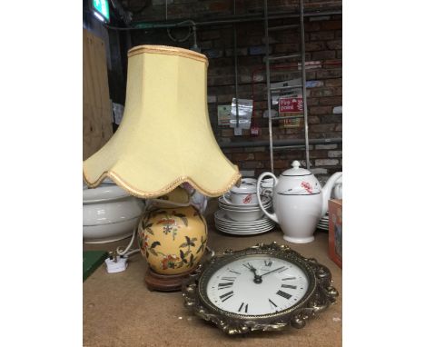 AN ORIENTAL STYLE YELLOW TABLE LAMP PLUS A VINTAGE STYLE WALL CLOCK 