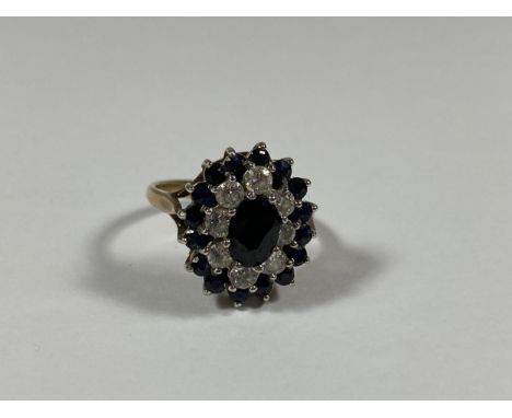 A 9CT YELLOW GOLD SAPPHIRE &amp; CZ CLUSTER RING, WEIGHT 3.9G 