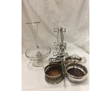 A QUANTITY OF SILVER PLATE AND GLASS ITEMS TO INCLUDE BOTTLE COASTERS, BUD VASE, EPERGNE, ETC 