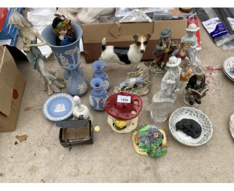 AN ASSORTMENT OF CERAMIC ITEMS TO INCLUDE JASPERWARE BUD VASES, A COOPERCRAFT JACK RUSSELL AND FURTHER FIGURES 
