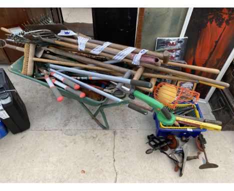 A LARGE ASSORTMENT OF GARDEN TOOLS TO INCLUDE A WHEEL BARROW, SHEARS AND HOES ETC 