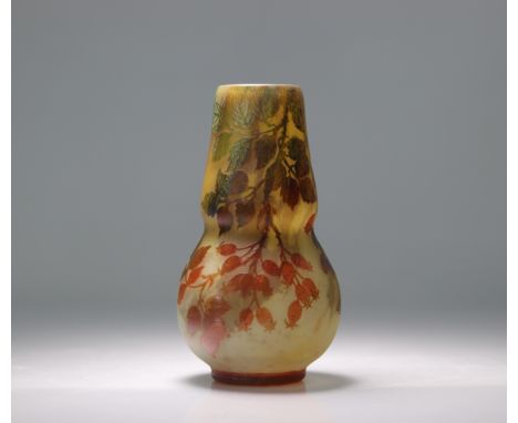 Legras vase floral decorations in multilayer acid-etched. - Weight:  770 g - Region: France - Sizes: H=230mm D=130mm - Condit