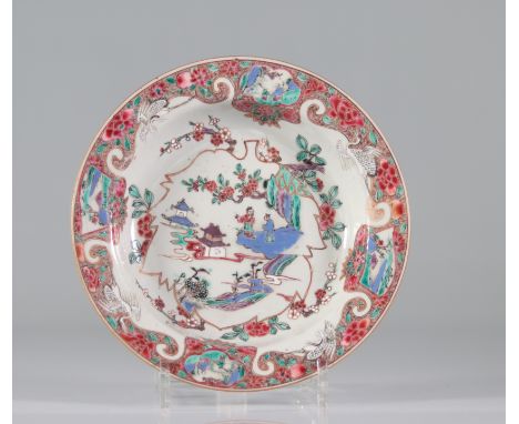 China 18th century famille rose plate decorated with characters and landscape - Weight:  360 g - Region: Chine - Sizes: H=40m