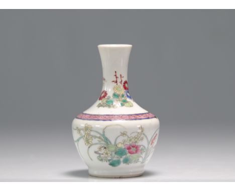 China famille rose porcelain vase - Weight:  220 g - Region: Chine - Sizes: H 120 mm D 85 mm - Condition: At first sight - go